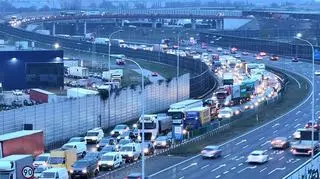 Ogromne korki pod Warszawą po zderzeniu dwóch aut