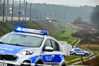 Działania służb przy zniszczonym fragmencie torowiska na trasie Dęblin-Warszawa przy stacji kolejowej Mika