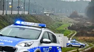 Działania służb przy zniszczonym fragmencie torowiska na trasie Dęblin-Warszawa przy stacji kolejowej Mika