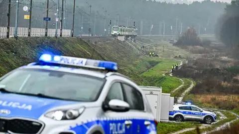 Działania służb przy zniszczonym fragmencie torowiska na trasie Dęblin-Warszawa przy stacji kolejowej Mika