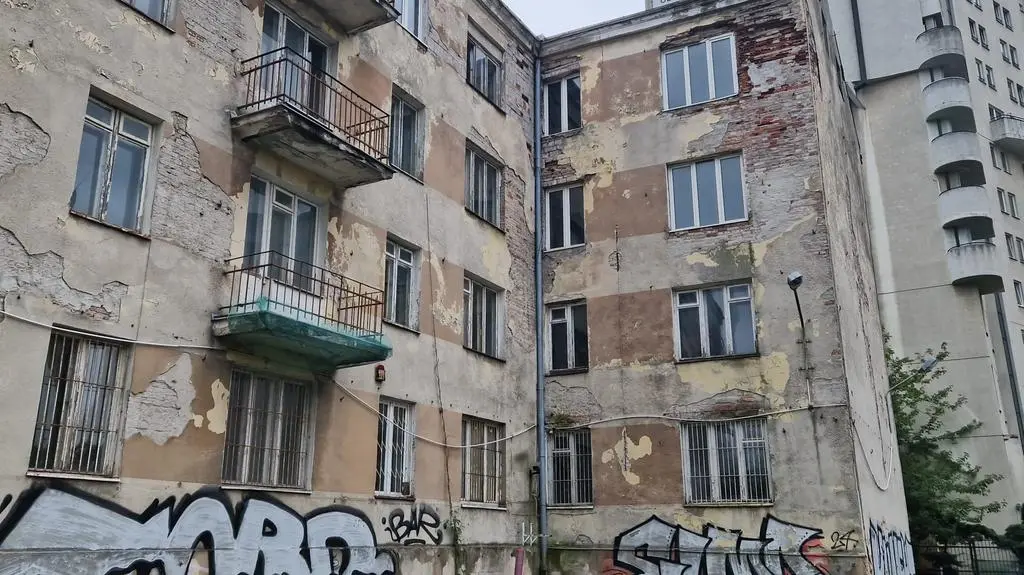 Ludzie się wyprowadzili, trwa sądowy spór, a kamienica niszczeje