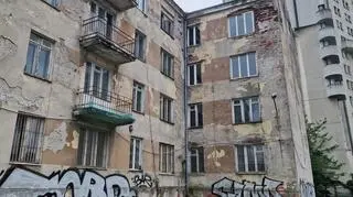 Ludzie się wyprowadzili, trwa sądowy spór, a kamienica niszczeje