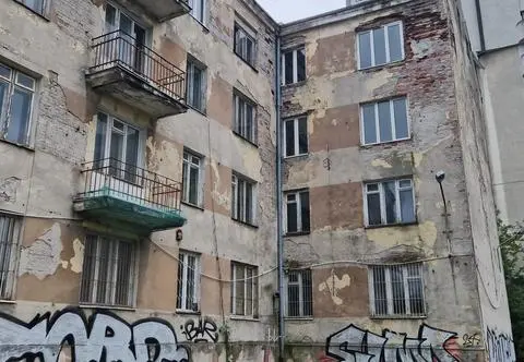 Ludzie się wyprowadzili, trwa sądowy spór, a kamienica niszczeje