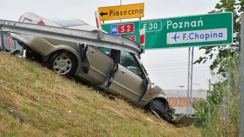 POW: mazda na barierach, ranni. "Kierowca prawdopodobnie przysnął"