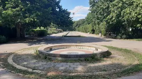 W tych fontannach woda jest tylko po deszczu. Remont obiecali pięć lat temu