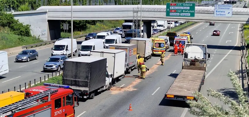 Karambol na trasie S8. Kierowcy stoją w kilkukilometrowym korku