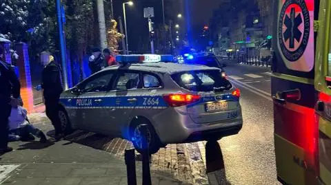 Wbiegał na jezdnię, uderzał w samochody, atakował przechodniów