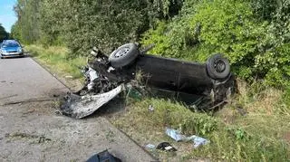 Próbował wyprzedzać, uderzył w drzewo, auto dachowało