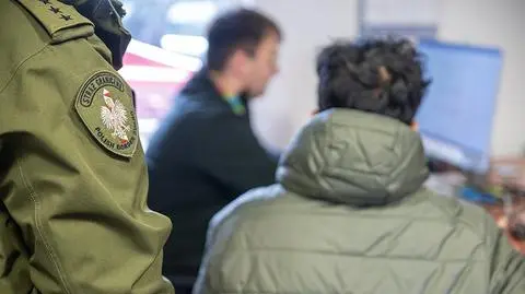 Funkcjonariusze prowadzą czynności z cudzoziemcem 
