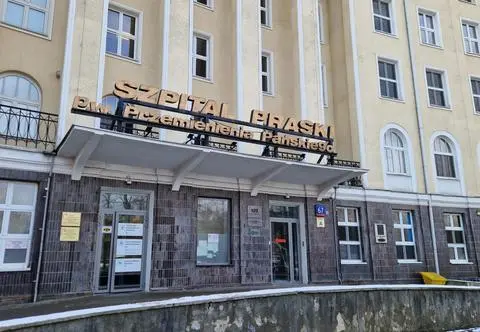 Jeden szpital jej nie przyjął, przed drugim przestała oddychać. Ustalenia