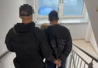 Pobili go na imprezie, okradli i zostawili w samej bieliźnie pod mostem