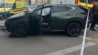Samochód uderzył w budynek Instytutu Lotnictwa 