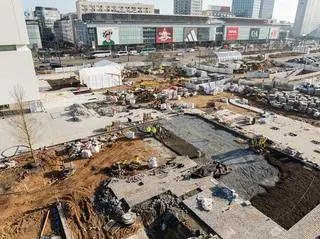 Układanie nawierzchni na tzw. placu Centralnym