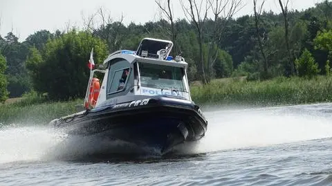 Policyjny patrol na rzece Narew