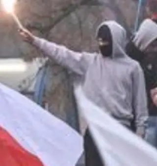 Policja publikuje wizerunki osób, które używały środki pirotechniczne na marszu 11 listopada