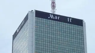 Demontaż napisu "Marriott" 