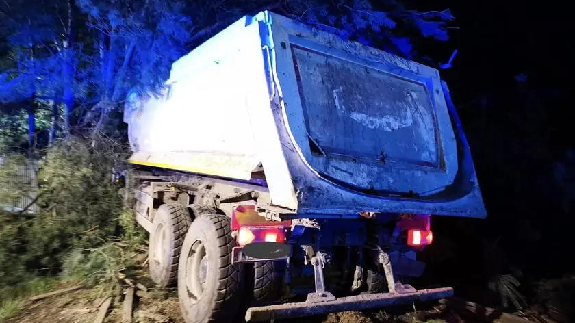 Wypadli z trasy, zatrzymały ich drzewa. Obaj pijani, nie wiadomo, który kierował