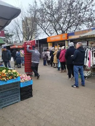 Kolejka do piekarni przy Rembielińskiej