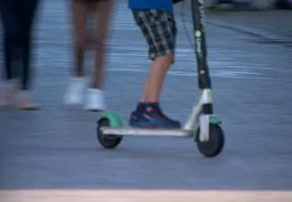 Miesiąc wakacji i ponad 700 wypadków na hulajnogach. 422 z udziałem dzieci