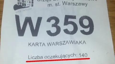 140 osób w kolejce po Kartę Warszawiaka? "Czekanie nie ma sensu"