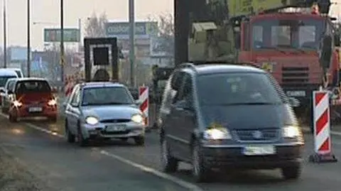 Sznur samochodów na zwężonej al. Piłsudskiego