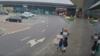 Dzieci same pojechały do centrum handlowego