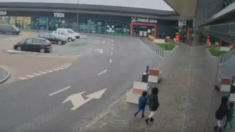 Dzieci same pojechały do centrum handlowego