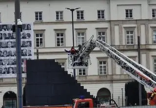 Wszedł na pomnik, rozlał farbę. Zarzut dla aktywisty