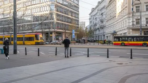 Bracką przecinają szerokie Aleje Jerozolimskie