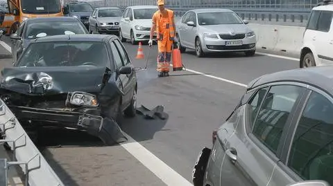 Trzy samochody zderzyły się na zjeździe z S2