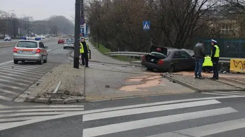 Pijany policjant w rozbitym aucie. Nadal nie wiadomo, kto prowadził