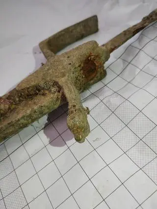 Z Wisły wyłowiono szablę