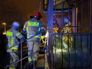 Chłopcy utknęli na balkonie 