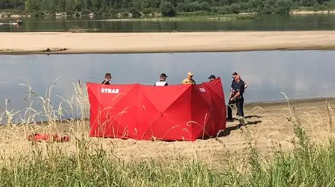 Jednego porwał nurt Wisły, drugi zniknął w jeziorze koło mola. Nie żyją