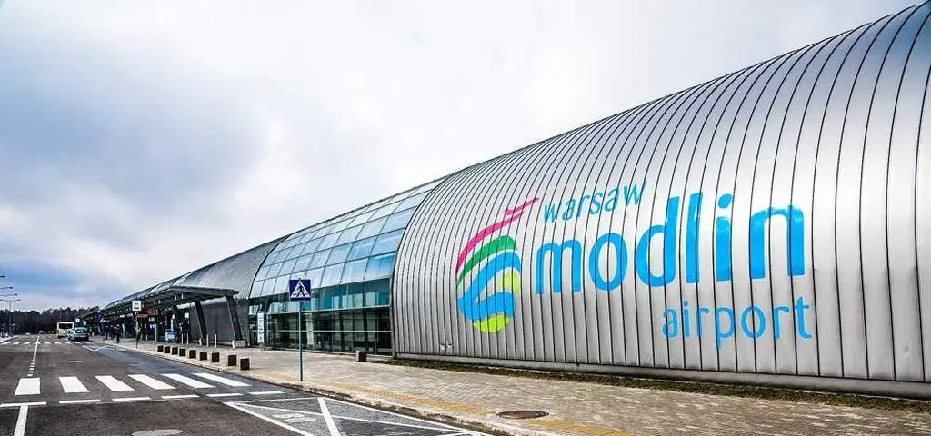 Pijany awanturował się na lotnisku w Modlinie. Okazało się, że był poszukiwany  