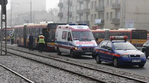 Gwałtowne hamowanie autobusu. Dwie osoby ranne