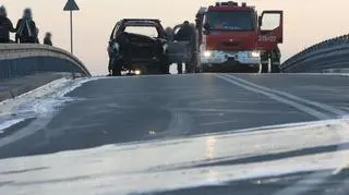 Spłonął jeep na wiadukcie nad Trasą Toruńską