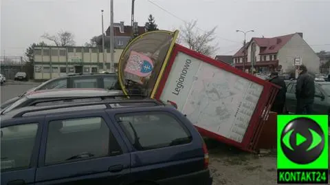 Wiata przewróciła się na samochody. "Wyrwał ją wiatr"