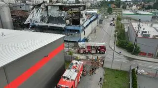 Dogaszanie pożaru hali w Mińsku Mazowieckim 