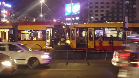 Potrącenie pieszego i zderzenie tramwajów w centrum