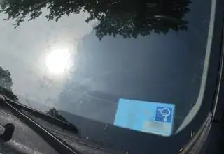 Z przerobioną kartą zajęła miejsce dla osób z niepełnosprawnością