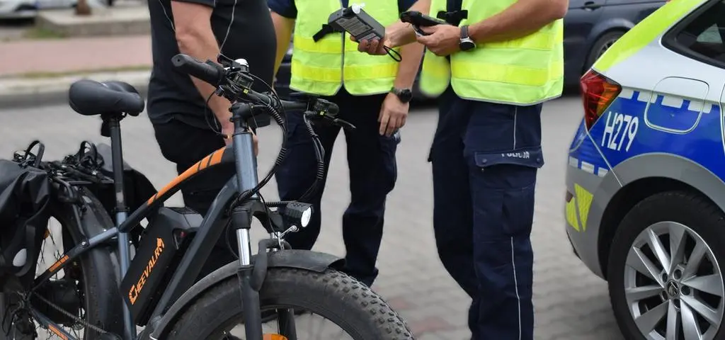 Jeżdżą chodnikami, pijani, wpatrzeni w smartfony