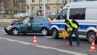 Zderzenie samochodu osobowego i karetki na Wołoskiej