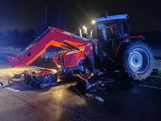 Zderzenie dwóch aut i ciągnika 