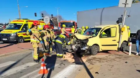Wypadek na dk 7 w Dziekanowie Leśnym 