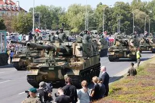 Sprzęt na defiladzie na Wisłostradzie 