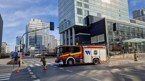 Elewacja z hotelu spadła na ulicę