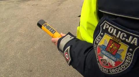 Policjanci przebadali mężczyznę alkomatem (zdjęcie ilustracyjne)