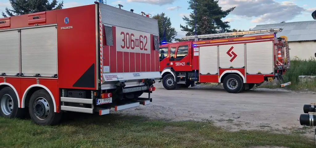 Wyłamana brama, na miejscu policyjni antyterroryści i strażacy