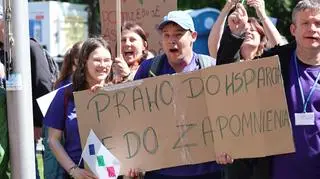 Protest osób z niepełnosprawnościami przed KPRM
